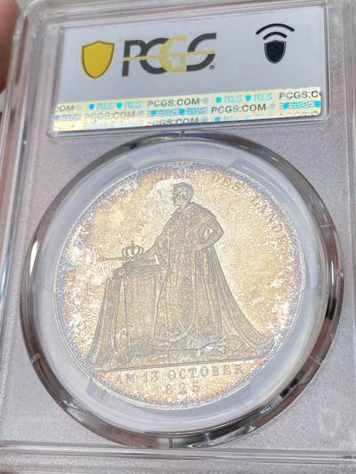万国钱币拍卖第061期（马年首拍） PCGS MS62 1825年德国巴伐利亚路德维希一世加冕纪念历史大泰勒 历史泰勒系列开山之作 记录了国王路德维希一世登基加冕克承大统的重要时刻 路一身穿金丝镶边华服 颈戴十字架吊坠 左手握剑 右手持权杖 置于桌面的宪法之上 手边还有王冠一顶 金色色调彩光全深打浮雕喷砂质感 孔雀蓝环五彩点缀其中 德系历史泰勒名品收藏级