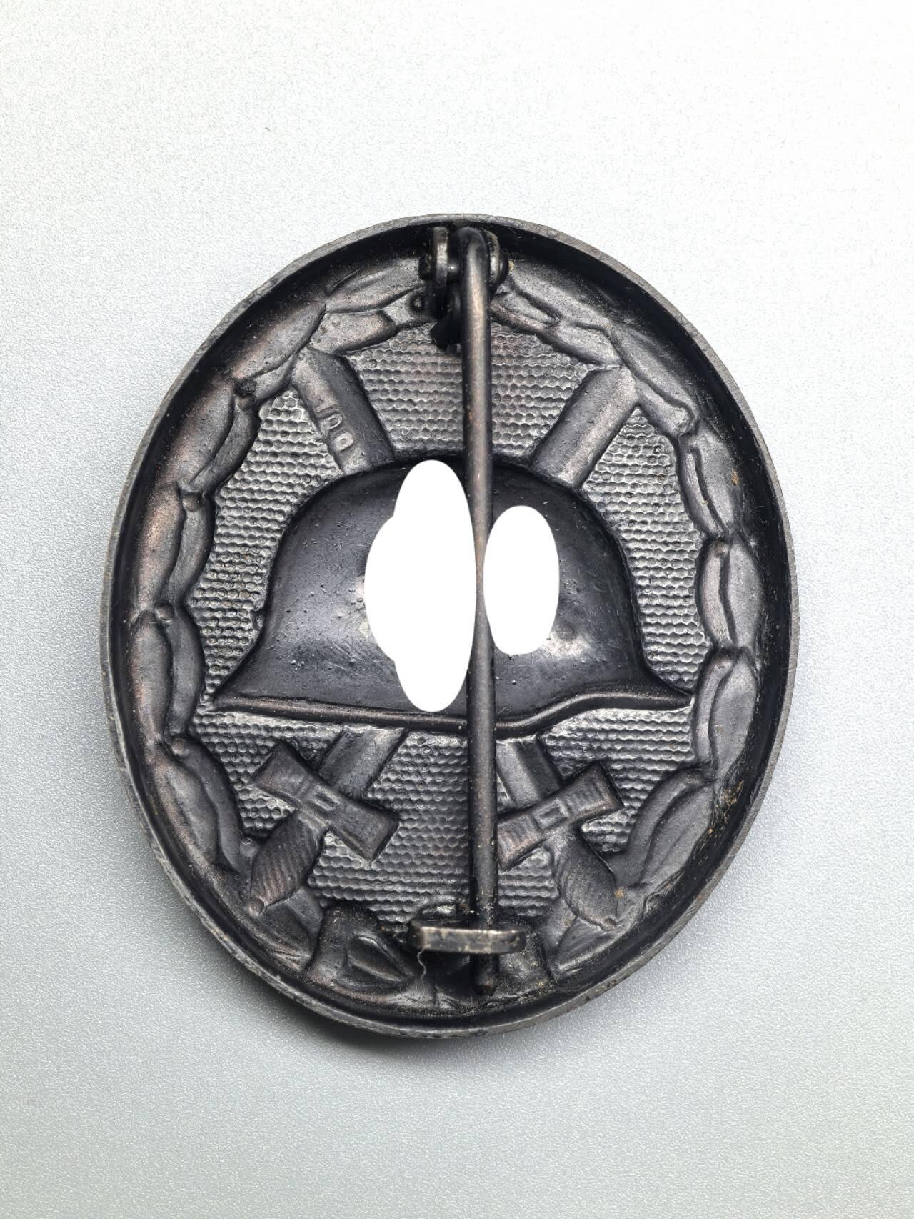 小驴勋章奖章收藏2月22日周日晚六点拍卖（珍爱和平，收藏战争，铭记历史，勿忘国耻，忠党爱国。有偿代拍，送拍规则在简介最后，参拍须阅读规则后再参拍，关系到运费包装发货时效真假辨别等关键信息，拍卖时不再发原图，看大图店主微信码在拍卖店铺介绍里） 黑色战伤奖章，铁质黑漆，背打100厂标