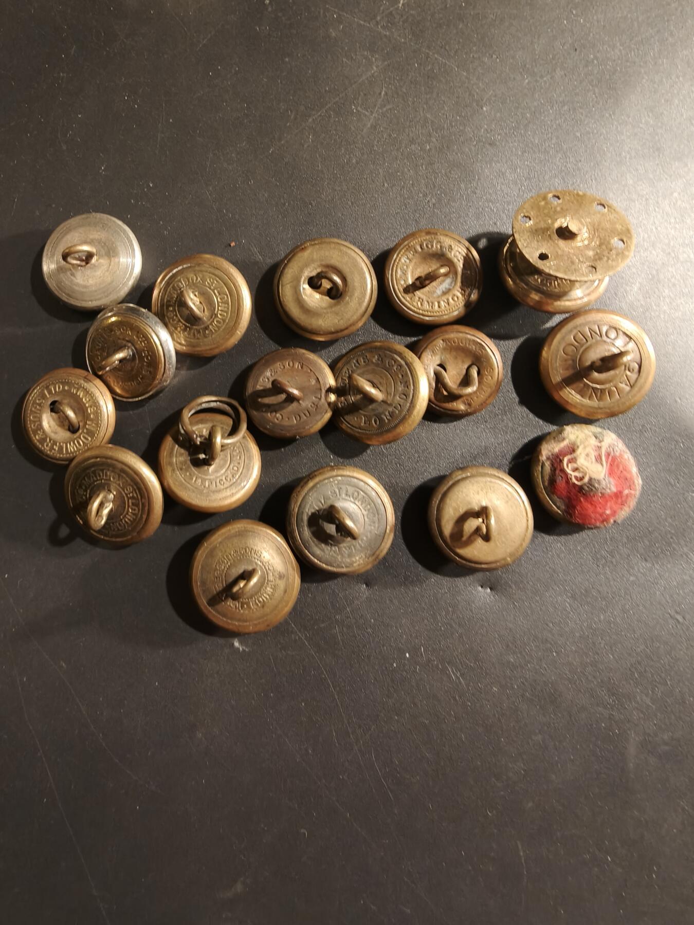 老王徽章第182期 英国陆军各团二战铜扣一组    19枚     18mm