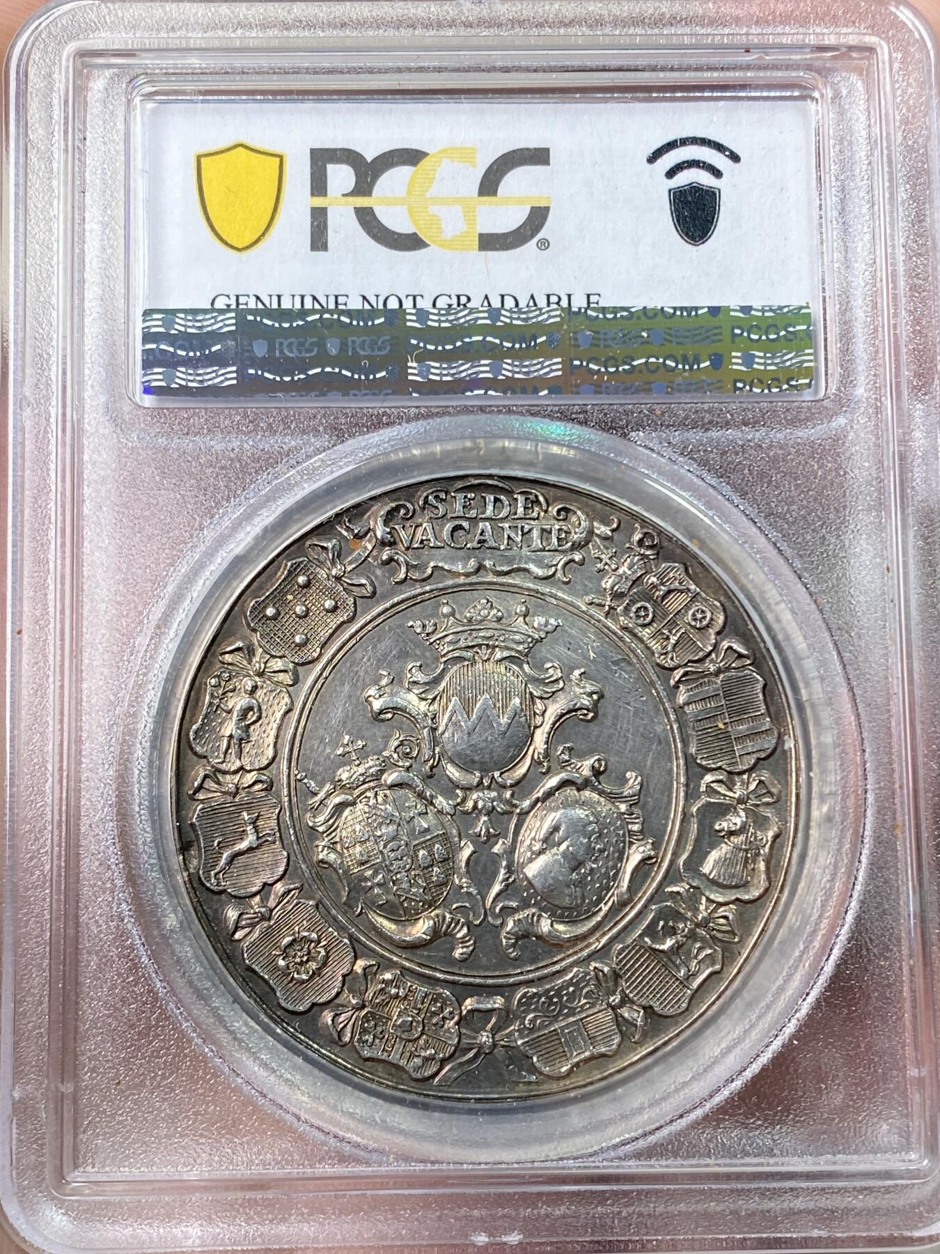 万国钱币拍卖第061期（马年首拍） PCGS UNCD 1754年德国维尔茨堡教宗缺位纪念大银章 高浮雕教宗系列名品 44.2MM 29.1G 三枚纹章盾环绕着纹章冠 云中圣母玛利亚加冕像 下方为圣基利安和圣科洛纳图斯 背景为手持书卷的圣托特南努斯 罕见珍惜品种