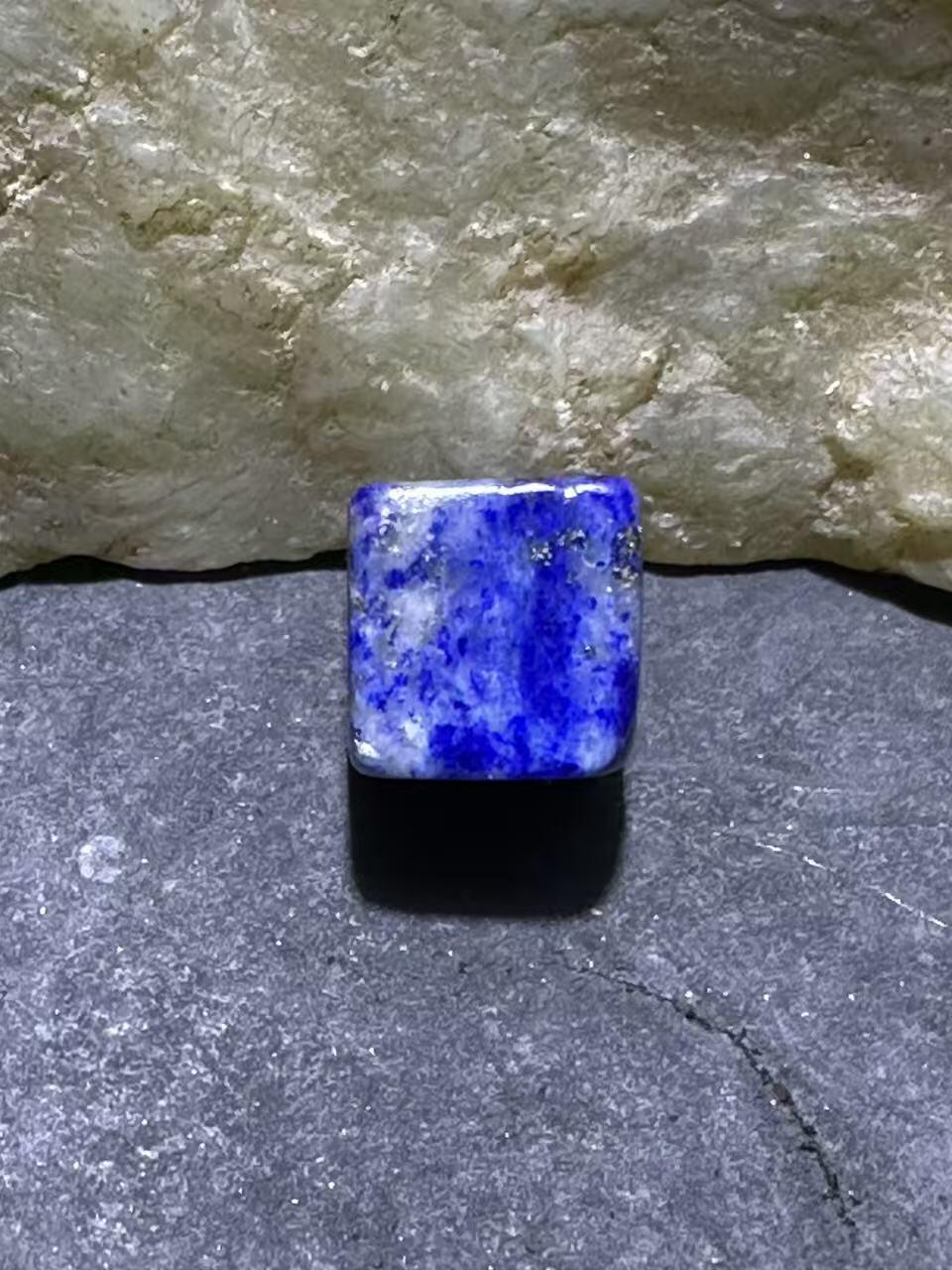 精美阿富汗老矿青金石通货六面方形随形珠一颗，