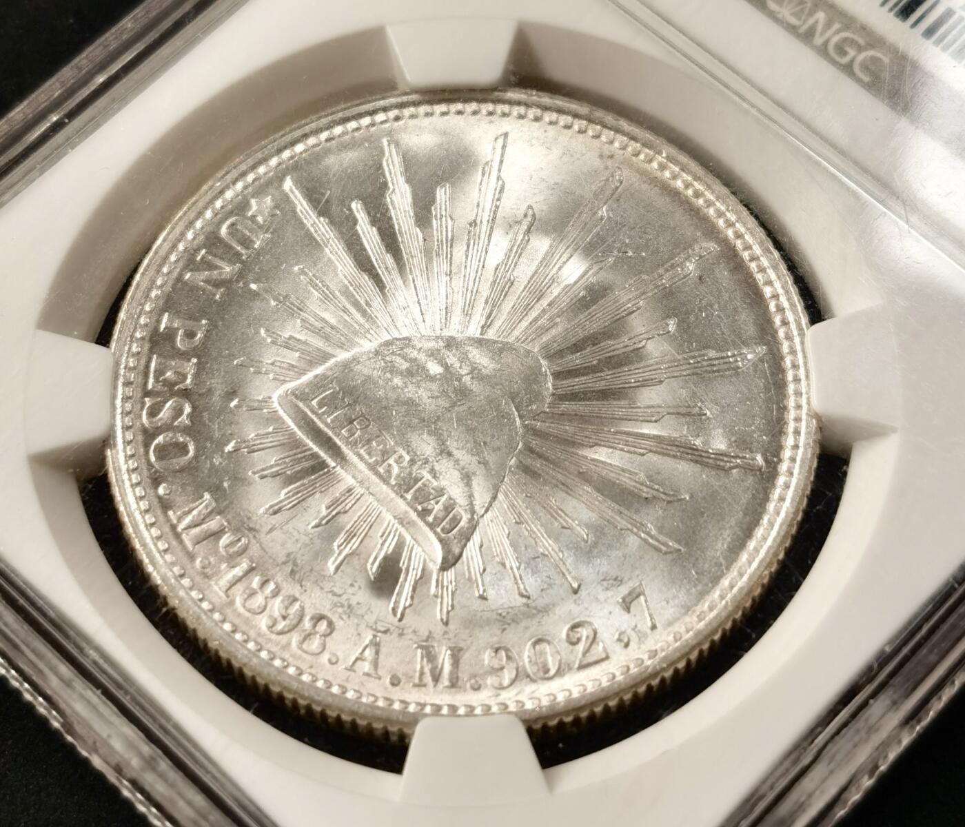 “福币呈祥”新年甄品场（直播拍卖）甄臻铺-世界币章拍卖（第50期），送拍享返佣金等优惠多多 NGC-MS64 鹰洋1898年一比索银币 这枚币是1949年校长委托墨西哥和美国后铸 极具历史意属于正统国币 NGC老盒严评 美不胜收