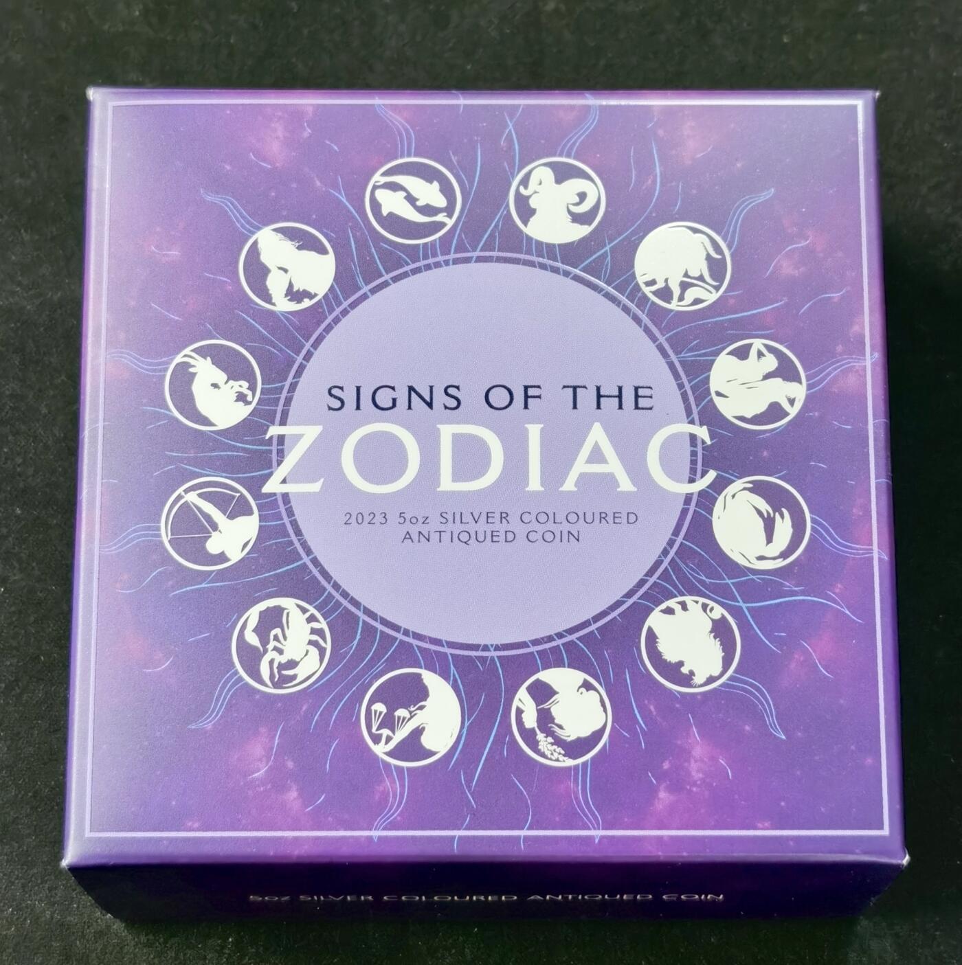 “福币呈祥”新年甄品场（直播拍卖）甄臻铺-世界币章拍卖（第50期），送拍享返佣金等优惠多多 图瓦卢2023年十二星座高浮雕5盎司银币，9999银，全新带原盒证书。珀斯局出品女王头像最后1年，全球发行488枚。中央图案代表着太阳和月亮。波浪光芒将币面分为12个星座区域，每个星座都伴随着其名称和象形文字的铭文。女王纪念正面，采用伊恩·兰克-布罗德利的肖像，附有女王在位的日期。