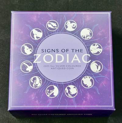 “福币呈祥”新年甄品场（直播拍卖）甄臻铺-世界币章拍卖（第50期），送拍享返佣金等优惠多多 - 图瓦卢2023年十二星座高浮雕5盎司银币，9999银，全新带原盒证书。珀斯局出品女王头像最后1年，全球发行488枚。中央图案代表着太阳和月亮。波浪光芒将币面分为12个星座区域，每个星座都伴随着其名称和象形文字的铭文。女王纪念正面，采用伊恩·兰克-布罗德利的肖像，附有女王在位的日期。