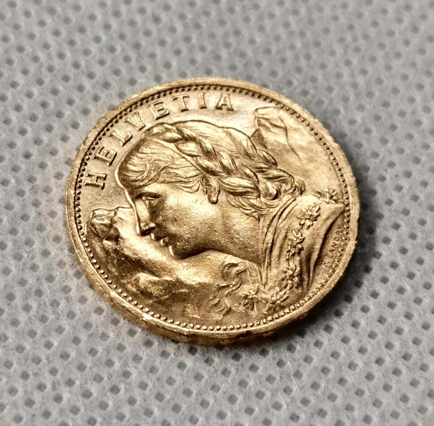 “福币呈祥”新年甄品场（直播拍卖）甄臻铺-世界币章拍卖（第50期），送拍享返佣金等优惠多多 瑞士 1935年 20法郎 雪山女神 金币 6.45g 900金