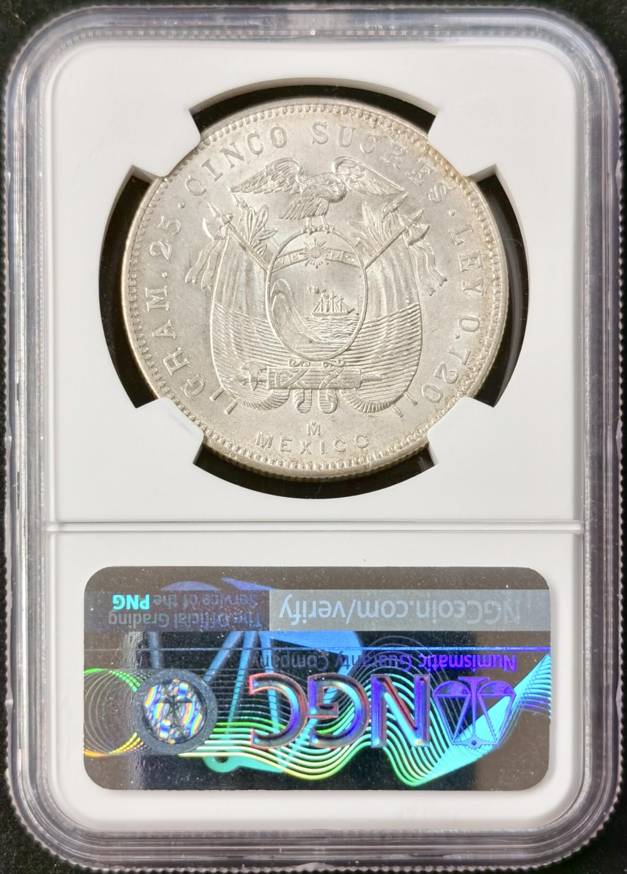 “福币呈祥”新年甄品场（直播拍卖）甄臻铺-世界币章拍卖（第50期），送拍享返佣金等优惠多多 NGC-MS64 厄瓜多尔1943年5苏克雷大银币，共发行2年，较少的年份，转光强烈，极美包浆。币面正面为“南美解放者”西蒙·玻利瓦尔的侧面肖像，推动厄瓜多尔等拉美国家独立的核心领袖，币面设计承载着厄瓜多尔的民族精神。1943年正值二战时期，厄瓜多尔因本土造币产能不足，委托墨西哥造币厂（MO厂标）铸造该币