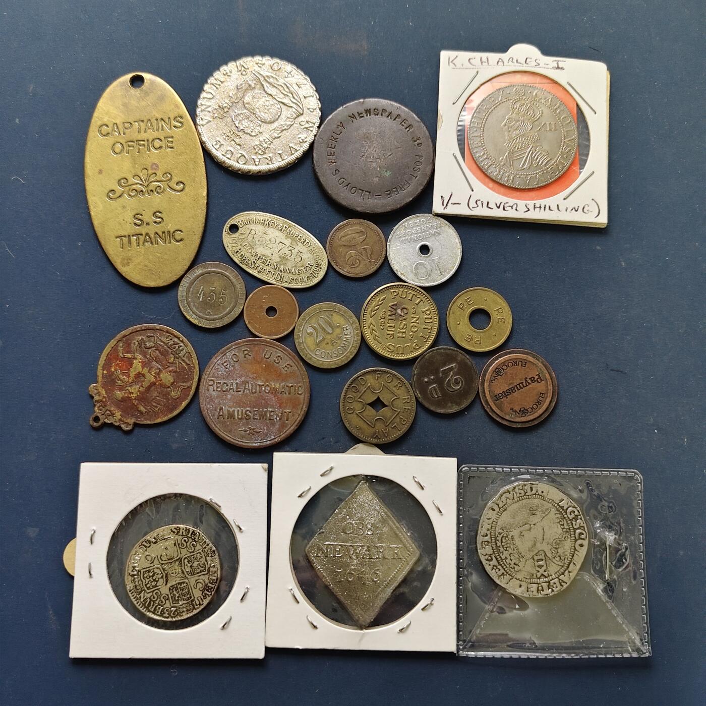 【全场包邮】纯粹捡漏拍502场 【自辨】世界各国各年份币章一组-含多枚英国早期钱币+地球双柱等