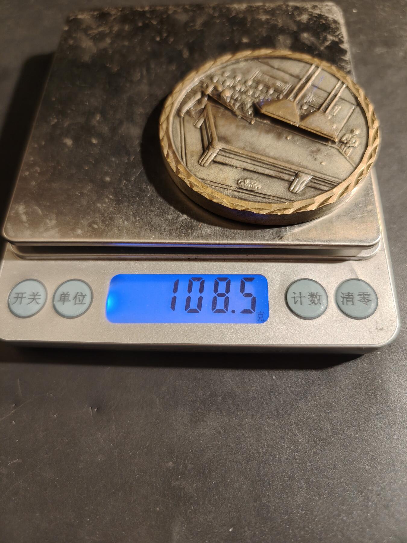 老王徽章第182期 法国台球运动纪念章    直径60mm    重量108.5g