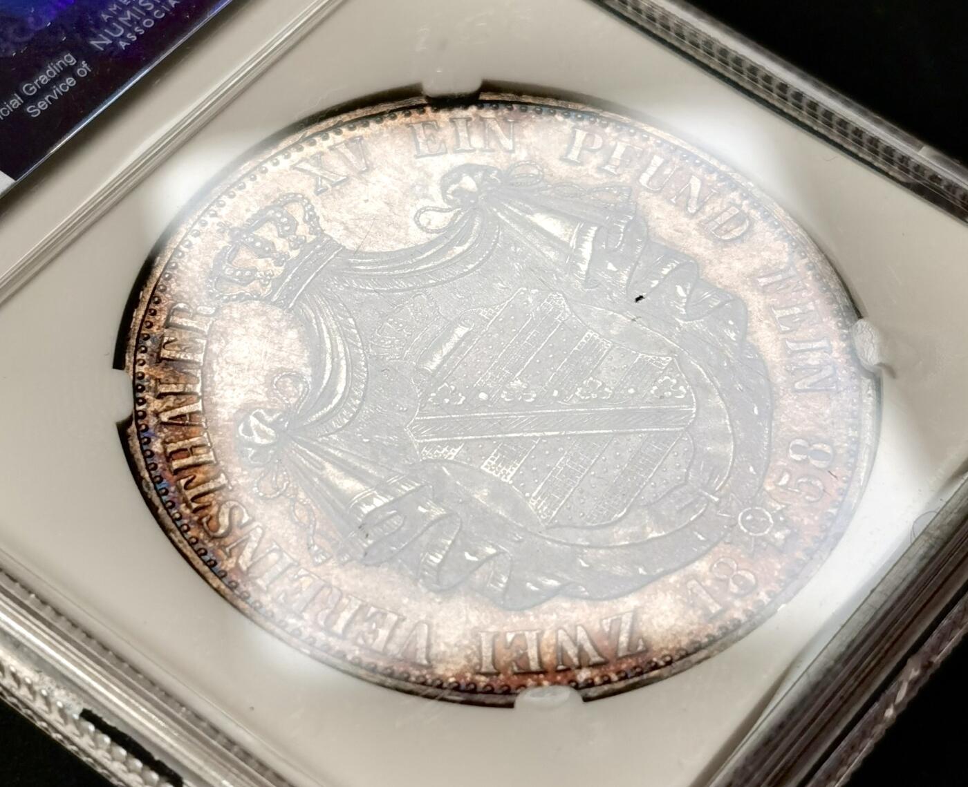 “福币呈祥”新年甄品场（直播拍卖）甄臻铺-世界币章拍卖（第50期），送拍享返佣金等优惠多多 NGC-AU58 1858年萨克森流通盾徽2泰勒 欧洲五彩老包浆 背面状态很好 重彩影响了评分 未流通的状态