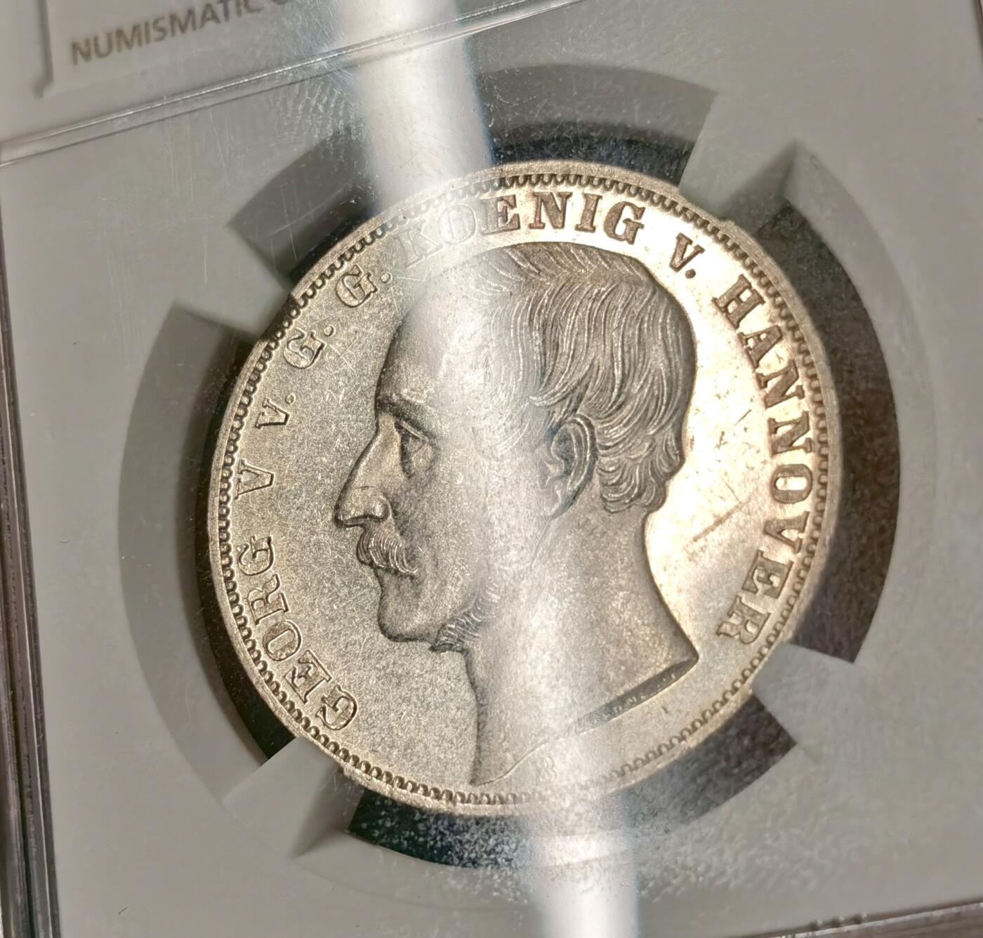 “福币呈祥”新年甄品场（直播拍卖）甄臻铺-世界币章拍卖（第50期），送拍享返佣金等优惠多多 NGC-MS61 1865年德意志汉诺威王朝弗里斯兰橡树泰勒，橡树叶一颗一颗如风中飘逸，人物盔甲几乎无磨损，细节饱满，个人认为严重低评，周围箴言“起来吧，自由的弗里斯兰人”，发行量才2000枚，卖一枚少一枚的存在，银价暴涨别错过。