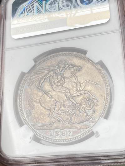 万国钱币拍卖第061期（马年首拍） NGC MS62 1887年英国维多利亚女皇高冠马剑克朗 英伦油彩环绕状态舒适 浮雕感圣乔治屠龙