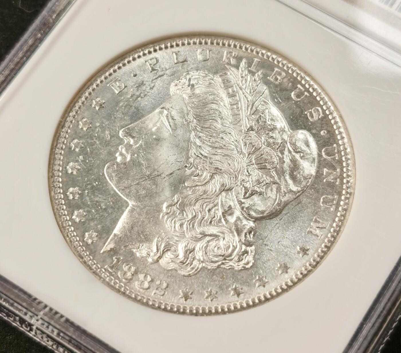 “福币呈祥”新年甄品场（直播拍卖）甄臻铺-世界币章拍卖（第50期），送拍享返佣金等优惠多多 NGC-MS64 美国1882年S版摩根一元银币，老盒子严评