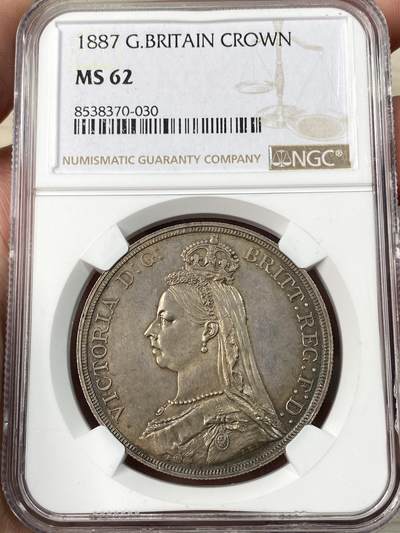 万国钱币拍卖第061期（马年首拍） - NGC MS62 1887年英国维多利亚女皇高冠马剑克朗 英伦油彩环绕状态舒适 浮雕感圣乔治屠龙