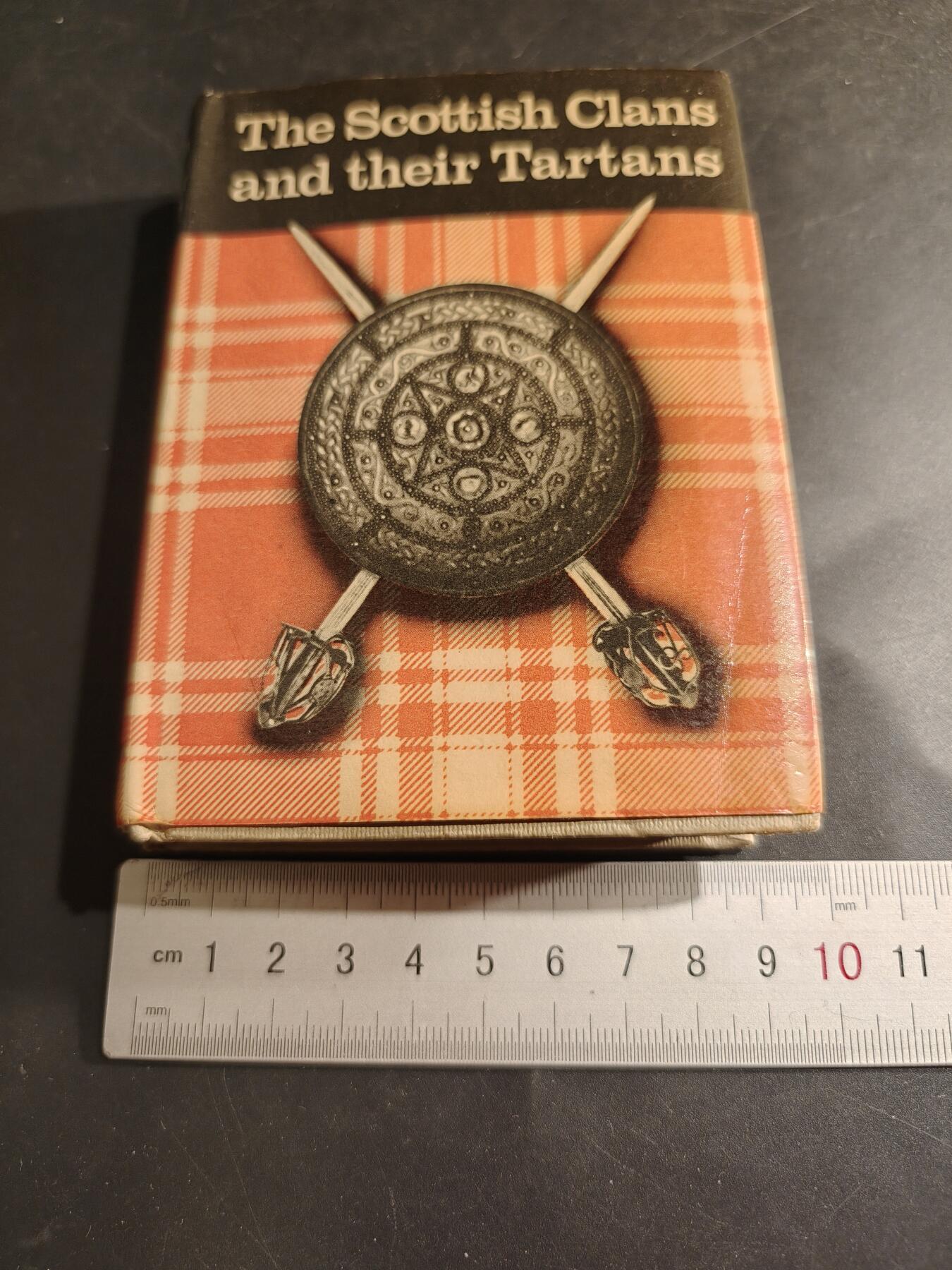 老王徽章第182期 《英国苏格兰各民族与格子布介绍》    100-200页厚度