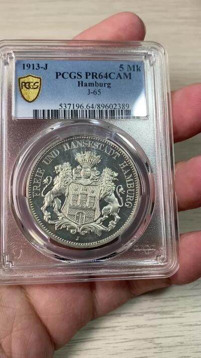 万国钱币拍卖第061期（马年首拍） PCGS PR64CAM 1913年德国汉堡自由市长翅精制5马克 银霜喷砂纯黑底板 水波纹精制镜面 经典自由市双狮邦徽 如洁白银雪一般的精制颗粒感裹身足以比肩现代币工艺的视觉享受 无法言语的极致美感 只有实物上手才能完全感受其震撼 PCGS唯二冠军分（正面骑士头盔处评级盒轻微磨损）