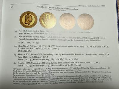 万国钱币拍卖第061期（马年首拍） NGC MS63 1851年德国霍亨索伦王室向普鲁士效忠纪念金章 1849年霍亨索伦-锡格马林根-黑兴根自愿放弃主权 宣誓效忠普鲁士 1850年三方皇室在霍亨索伦城堡举行领地世袭效忠仪式 威廉四世在仪式上将此章作为皇室赠礼赠送给相关成员 金质仅制作34枚 且其中有22枚作为通用版赠送 12枚作为国王荣誉礼赠 此种等级的金质品种在整个普鲁士章牌中都是翘楚般的存在 世间罕有的馆藏级古典艺术章牌藏品