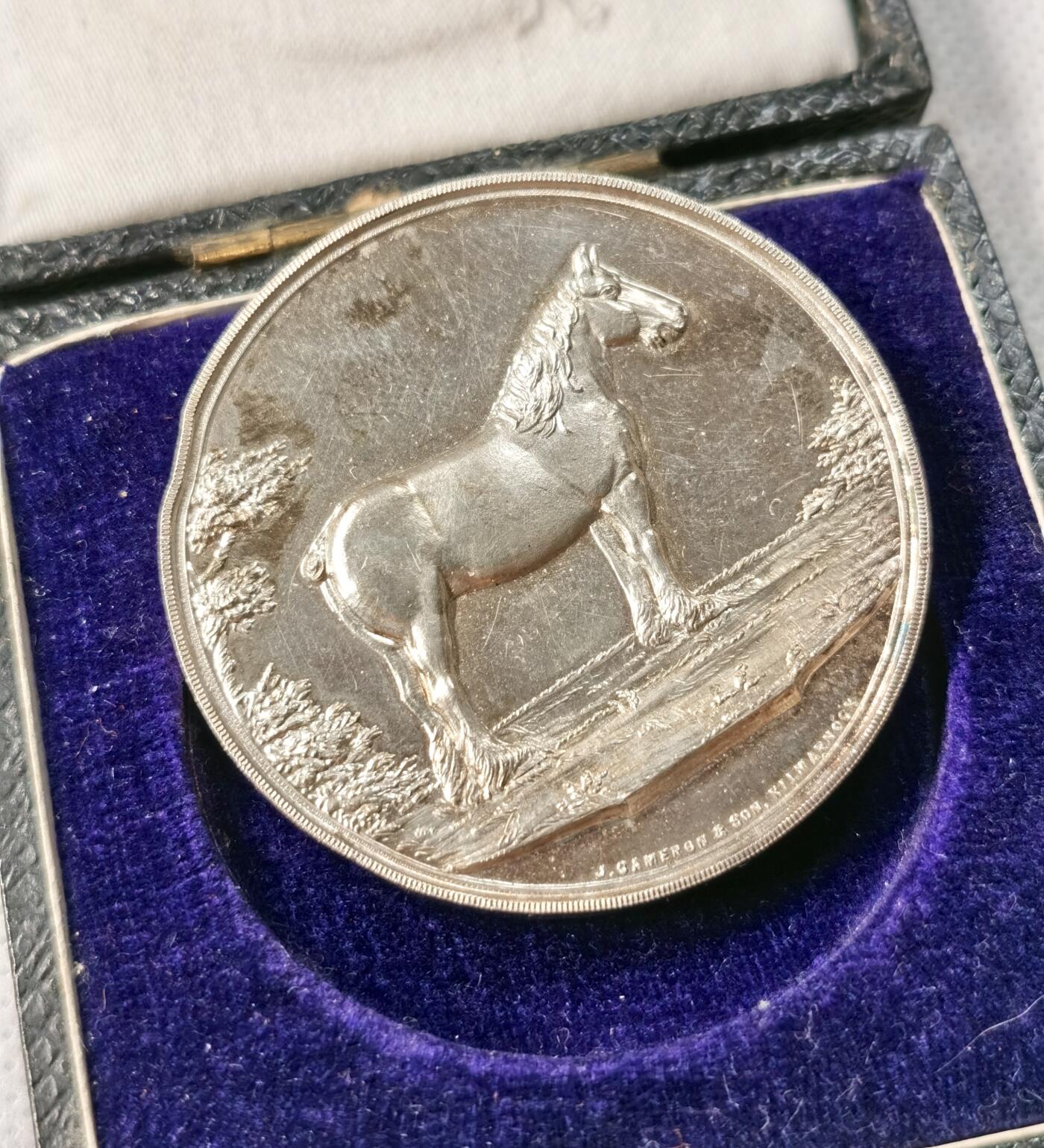 “福币呈祥”新年甄品场（直播拍卖）甄臻铺-世界币章拍卖（第50期），送拍享返佣金等优惠多多 1947年英国获奖银章，重43.2克，直径47毫米，带英国官方银标，原盒保存。