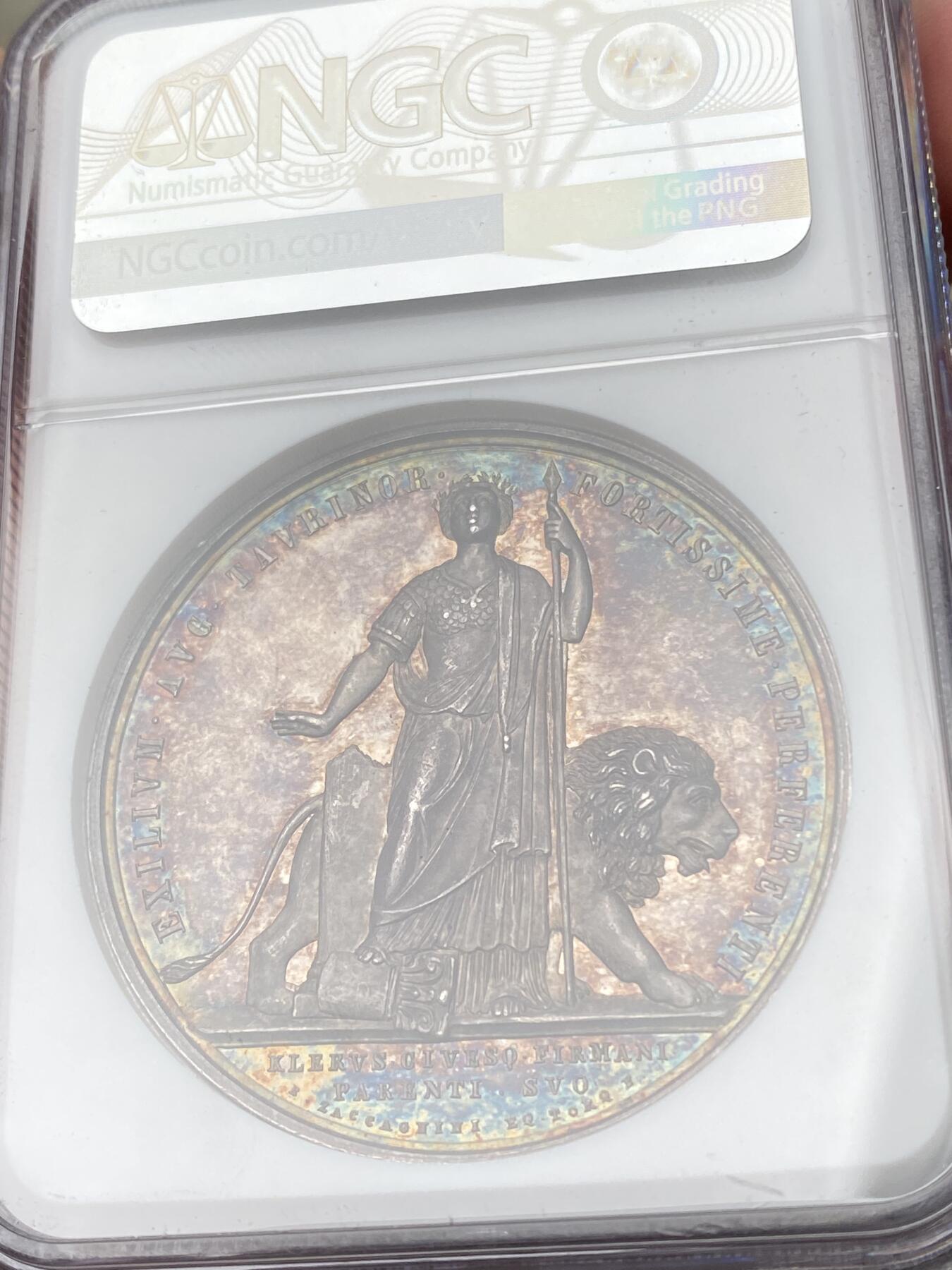 万国钱币拍卖第061期（马年首拍） NGC MS62 1863年梵蒂冈教皇国庇护九世纪念菲利波·德安杰利斯红衣主教在都灵的流放与被囚禁大 目录标注RR珍稀品种 背面拟人化的教皇国女神站在雄狮面前 完全不输“安娜与狮子”的顶级设计感 高浮雕极美孔雀蓝与晚霞彩渐变式七彩包浆 顶级收藏级品质 NGC标签错标为俾斯麦逝世