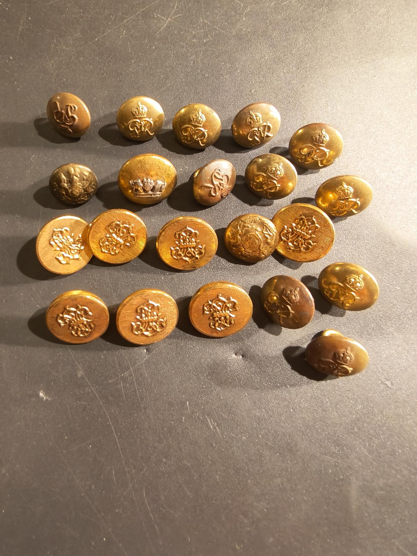 老王徽章第182期 英国二战铜扣一组    21枚    15mm