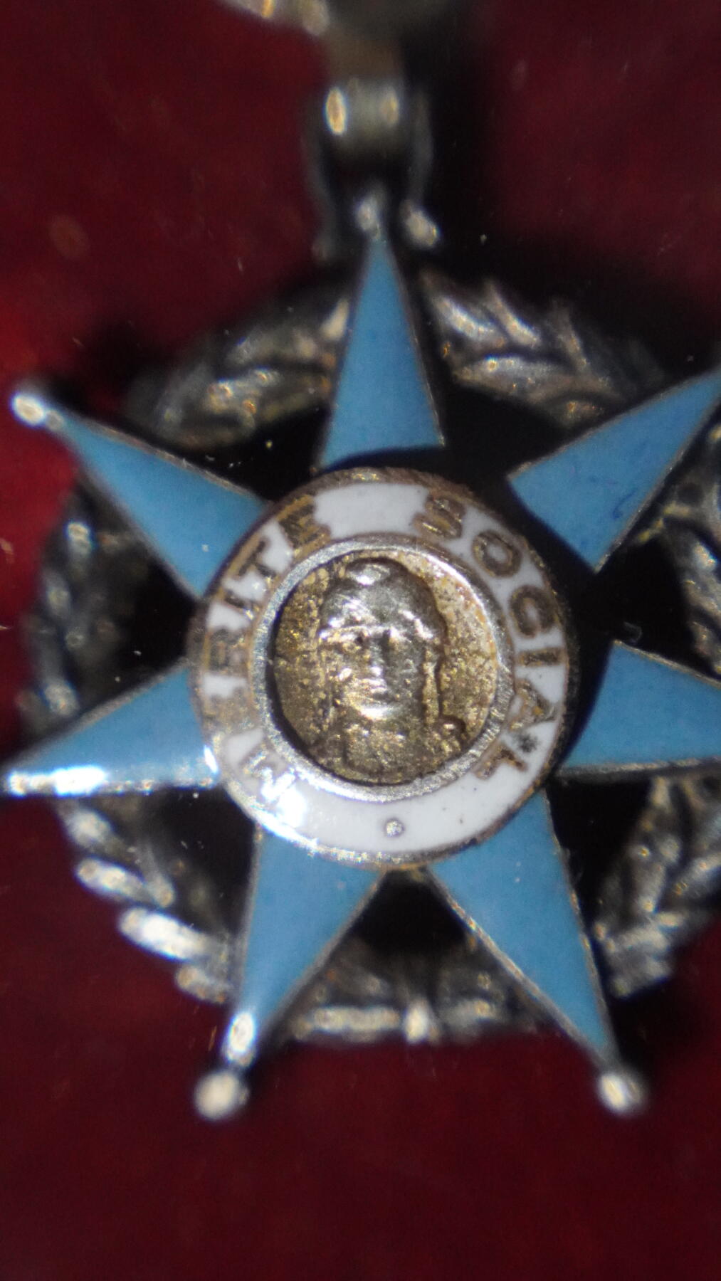 欢庆春节！戎马世界章牌大赏第111期春节大拍 法国荣誉军团珠宝商定制mini章一套，已装裱，荣誉军团勋章银制满镶钻，棕榈勋章顶部镶嵌一颗钻石，整体品相非常好