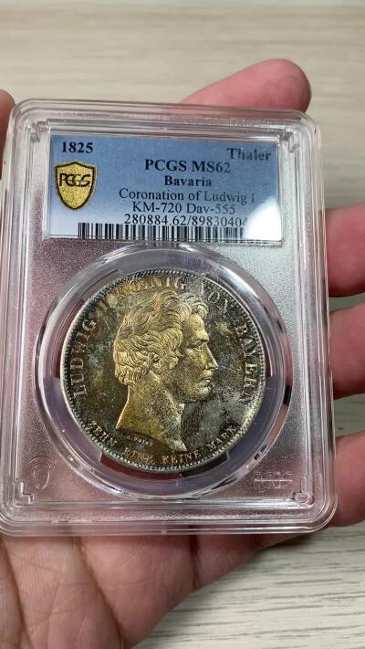 万国钱币拍卖第061期（马年首拍） PCGS MS62 1825年德国巴伐利亚路德维希一世加冕纪念历史大泰勒 历史泰勒系列开山之作 记录了国王路德维希一世登基加冕克承大统的重要时刻 路一身穿金丝镶边华服 颈戴十字架吊坠 左手握剑 右手持权杖 置于桌面的宪法之上 手边还有王冠一顶 金色色调彩光全深打浮雕喷砂质感 孔雀蓝环五彩点缀其中 德系历史泰勒名品收藏级