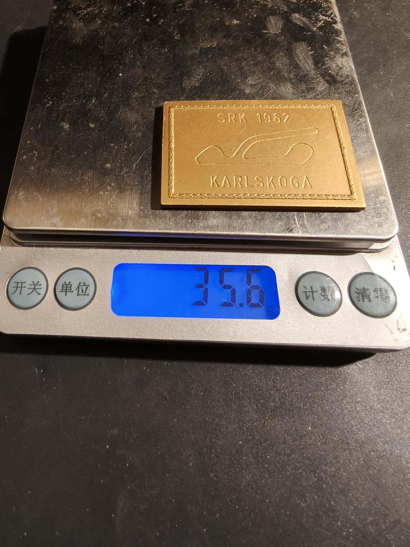 老王徽章第182期 瑞典库尔思佳赛车俱乐部方形镀金大铜章     尺寸50×35mm    重量35.6g