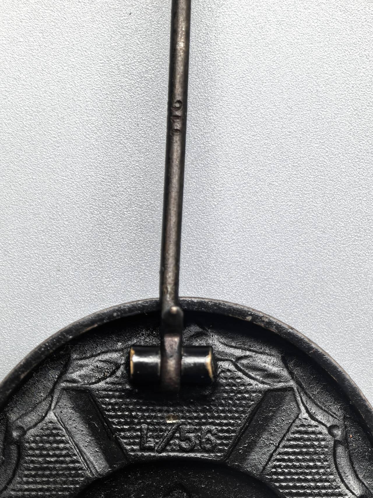 小驴勋章奖章收藏2月22日周日晚六点拍卖（珍爱和平，收藏战争，铭记历史，勿忘国耻，忠党爱国。有偿代拍，送拍规则在简介最后，参拍须阅读规则后再参拍，关系到运费包装发货时效真假辨别等关键信息，拍卖时不再发原图，看大图店主微信码在拍卖店铺介绍里） 双标得三黑色战伤奖章，铁质黑漆，背打L/56厂标，别杆打116标