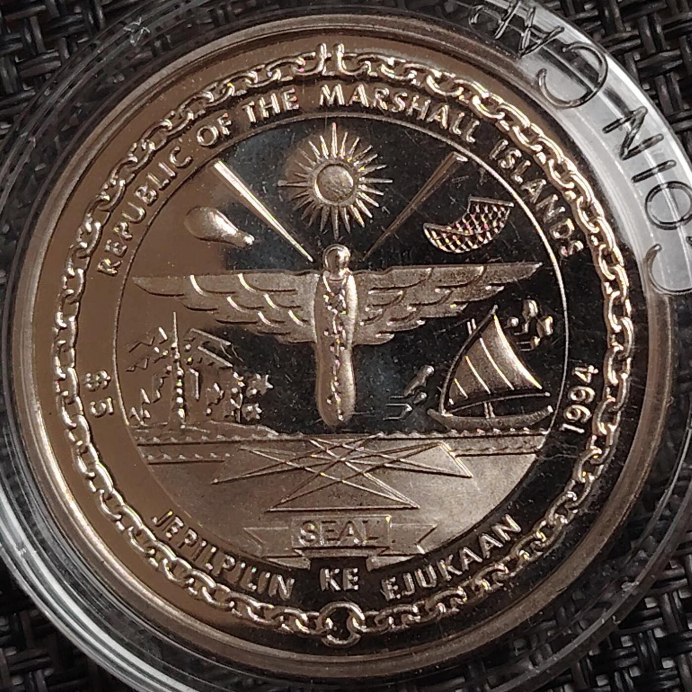 布加迪🐬～世界钱币(上海)🌾第 274 期 /  各国套币和散币 马绍尔群岛 1994年 5元 人类登月纪念币