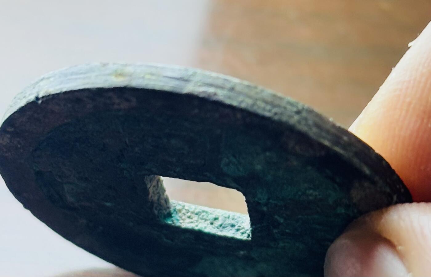 【金马踏春，泉马奔腾】2026 年新年贺岁场，（定于年初五接财神截拍）祝各位老板马到成功，马上有钱，愿岁岁平安喜乐顺遂 唐代李肃宗李亨乾元重宝背重轮，历史货币上第一枚重宝，直径 34.4 厚度 2.7 重 12.8 克，筒子开，滴水未下，原状态美锈