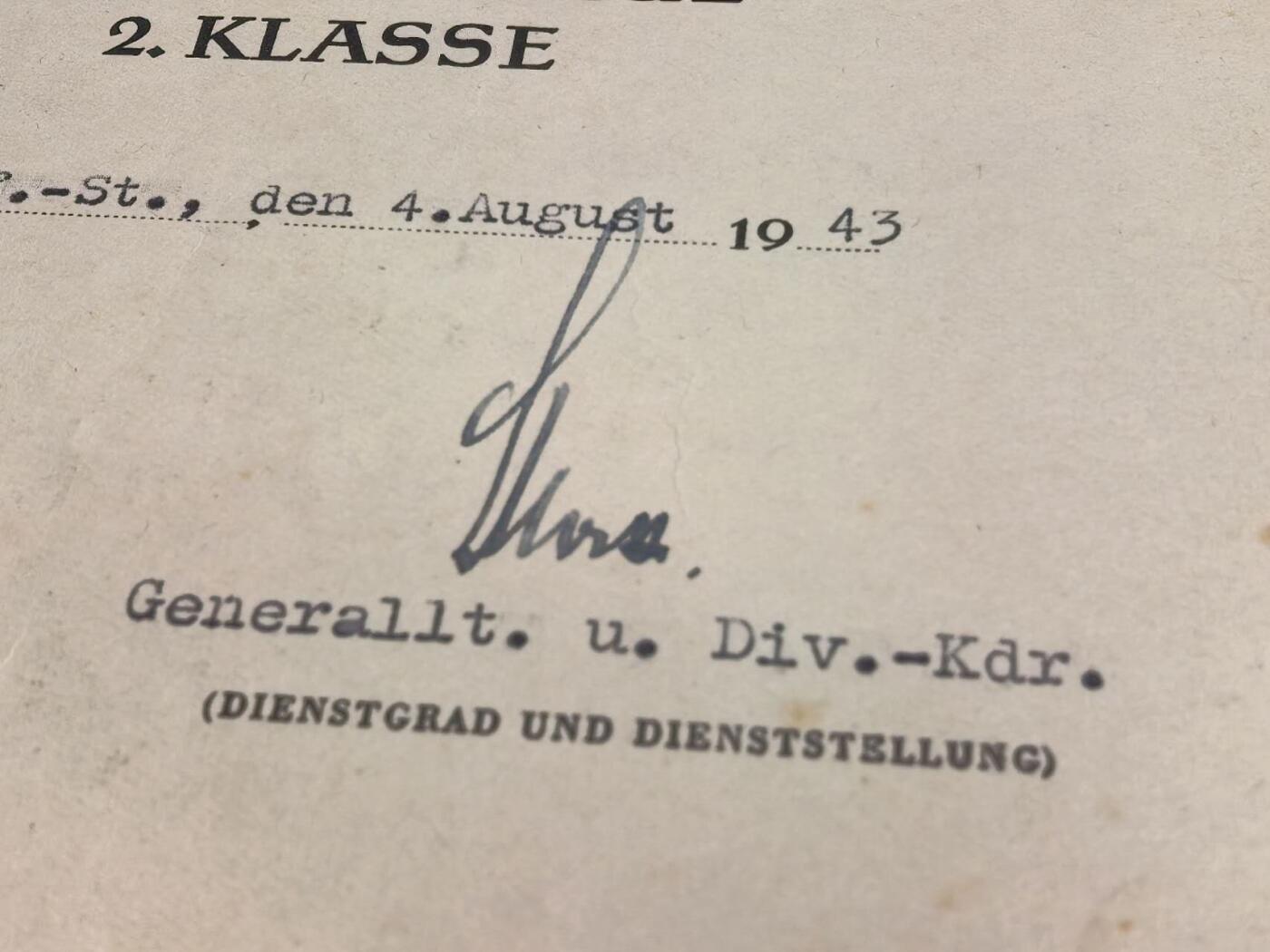 小驴勋章奖章收藏2月22日周日晚六点拍卖（珍爱和平，收藏战争，铭记历史，勿忘国耻，忠党爱国。有偿代拍，送拍规则在简介最后，参拍须阅读规则后再参拍，关系到运费包装发货时效真假辨别等关键信息，拍卖时不再发原图，看大图店主微信码在拍卖店铺介绍里） 43年EKII证书