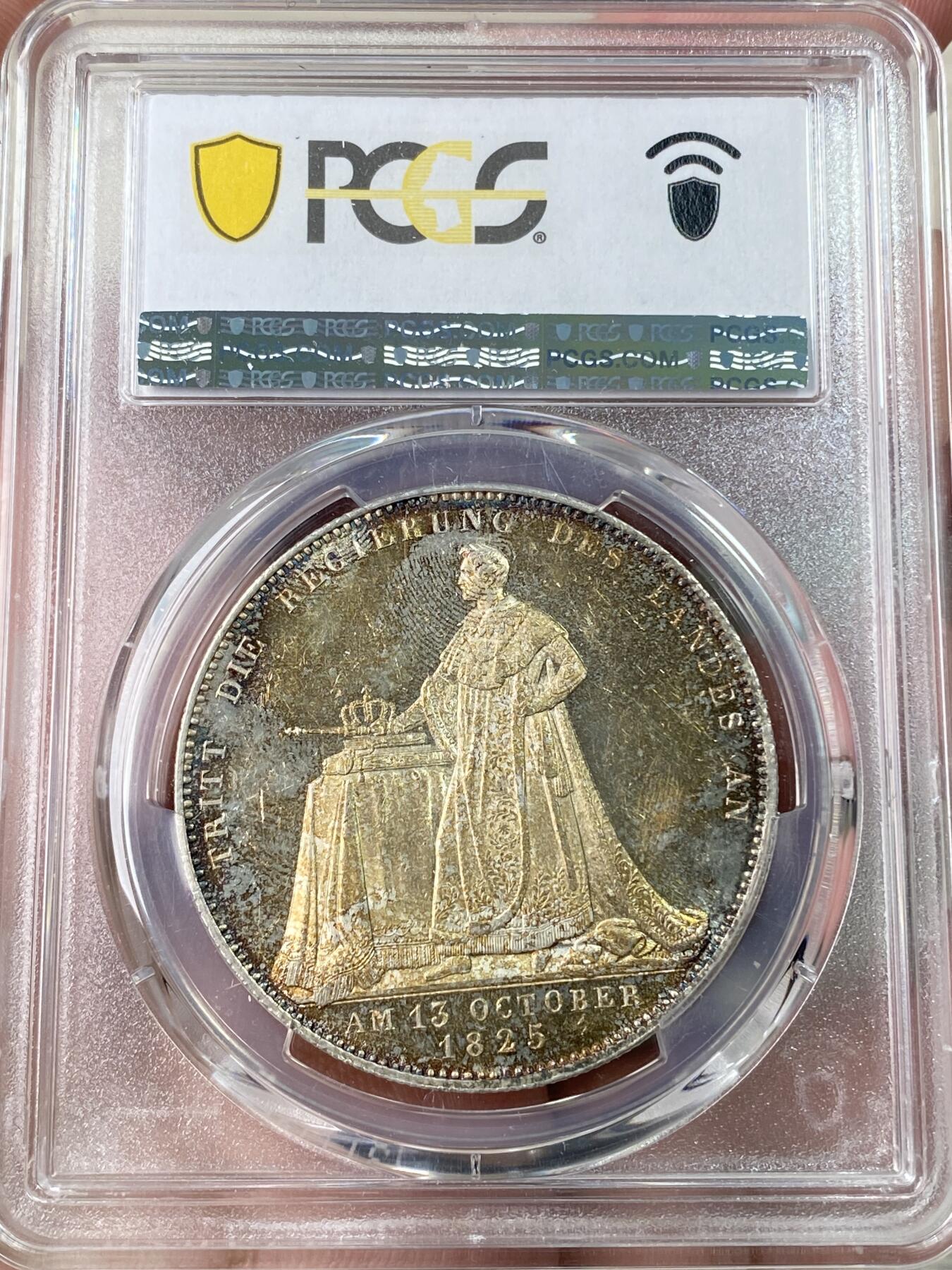 万国钱币拍卖第061期（马年首拍） PCGS MS62 1825年德国巴伐利亚路德维希一世加冕纪念历史大泰勒 历史泰勒系列开山之作 记录了国王路德维希一世登基加冕克承大统的重要时刻 路一身穿金丝镶边华服 颈戴十字架吊坠 左手握剑 右手持权杖 置于桌面的宪法之上 手边还有王冠一顶 金色色调彩光全深打浮雕喷砂质感 孔雀蓝环五彩点缀其中 德系历史泰勒名品收藏级
