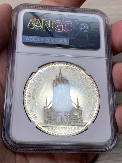 万国钱币拍卖第061期（马年首拍） NGC PR62 1869德国符腾堡乌尔姆教堂精制纯银2泰勒 999纯银版，仅制作了80枚作为王公贵族的礼物发放，由于纯银材质较软，保存极为不易。此枚浮雕感极强，满喷砂的教堂与镜面地板形成了强烈对比，一枚好品普通版本教堂已是有相当难度的存在，更不用说是仅仅1/80的1869纯银，真正的稀缺资源，顶级德邦2泰勒藏品。