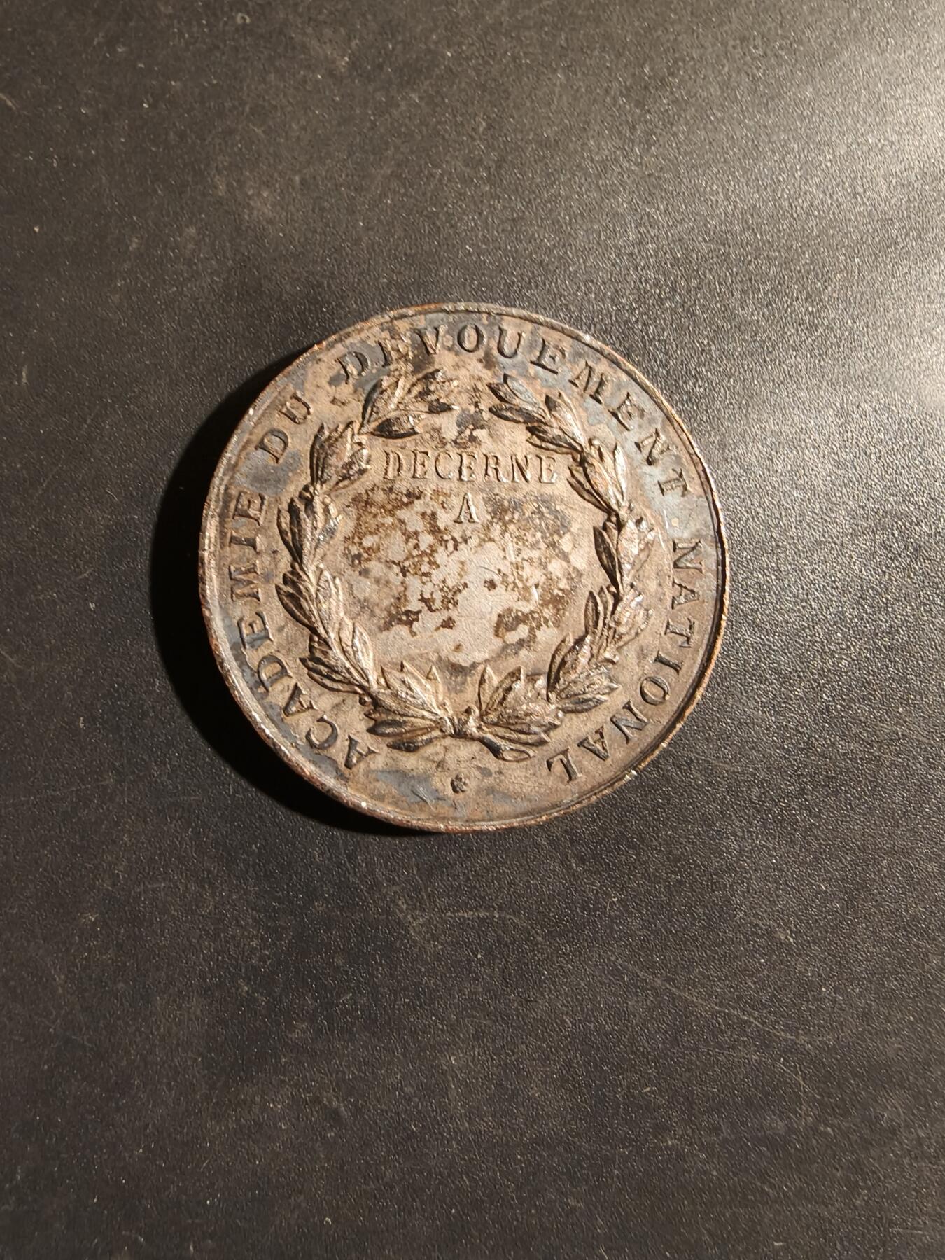 老王徽章第182期 法国国民学院纪念章    直径30mm    重量10.5g