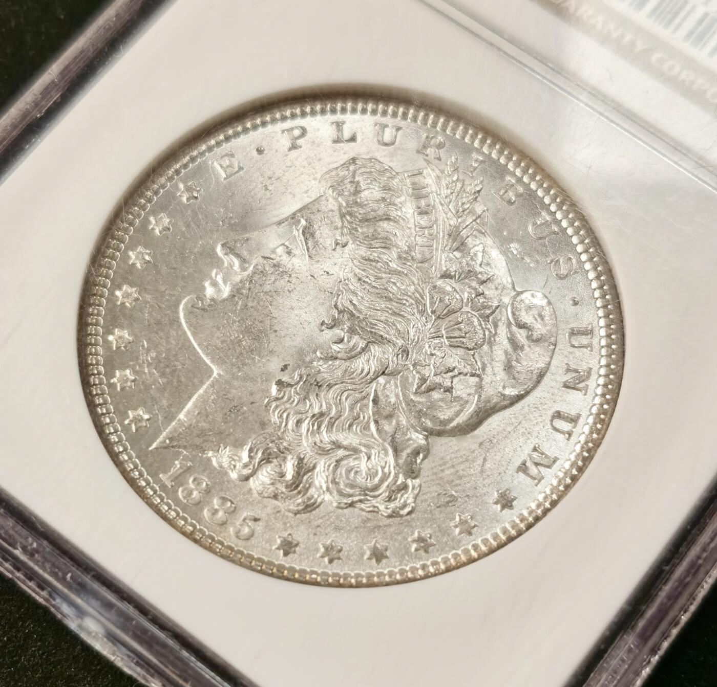 “福币呈祥”新年甄品场（直播拍卖）甄臻铺-世界币章拍卖（第50期），送拍享返佣金等优惠多多 NGC-MS63 美国1885年摩根一元银币，老盒子严评加小版再评，较少见