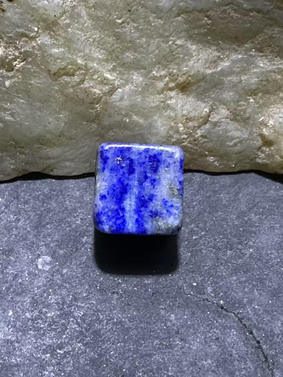 精美阿富汗老矿青金石通货六面方形随形珠一颗，