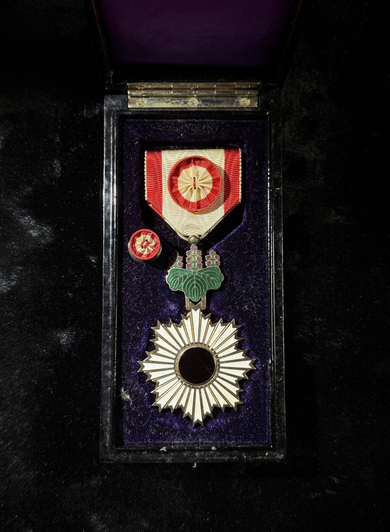 欢庆春节！戎马世界章牌大赏第111期春节大拍 勋四等旭日章，金字盒