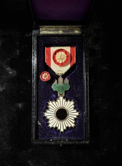 欢庆春节！戎马世界章牌大赏第111期春节大拍 - 勋四等旭日章，金字盒