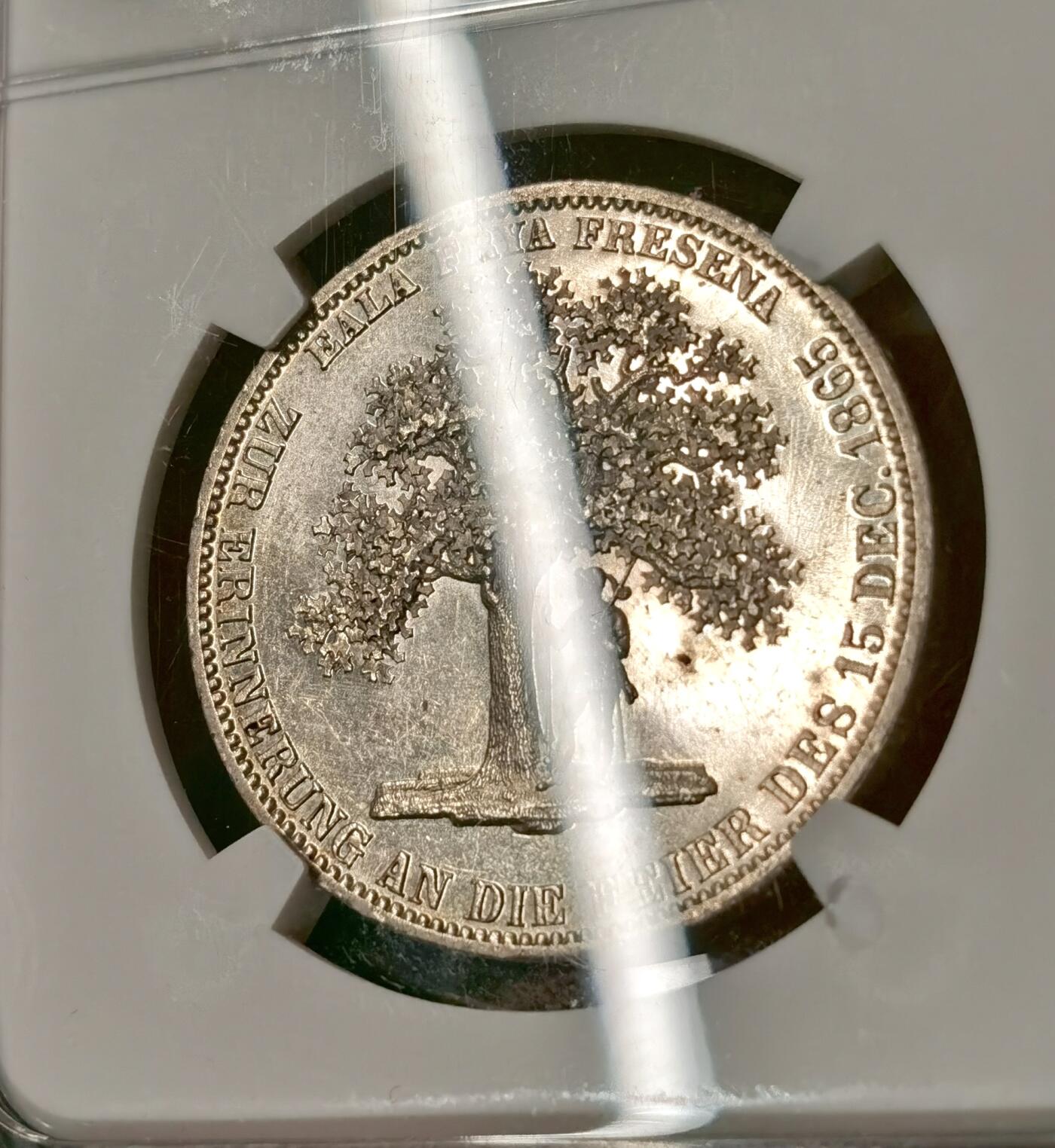 “福币呈祥”新年甄品场（直播拍卖）甄臻铺-世界币章拍卖（第50期），送拍享返佣金等优惠多多 NGC-MS61 1865年德意志汉诺威王朝弗里斯兰橡树泰勒，橡树叶一颗一颗如风中飘逸，人物盔甲几乎无磨损，细节饱满，个人认为严重低评，周围箴言“起来吧，自由的弗里斯兰人”，发行量才2000枚，卖一枚少一枚的存在，银价暴涨别错过。