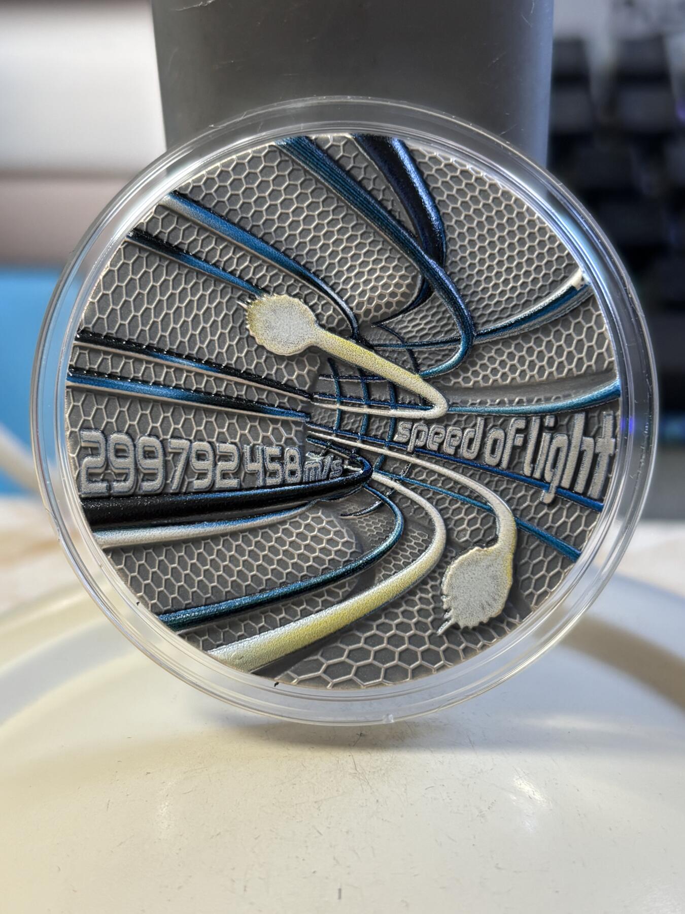 第191期拍卖 纽埃2016年未来代码系列2光速夜光2盎司仿古彩色银币，999银，发行500枚