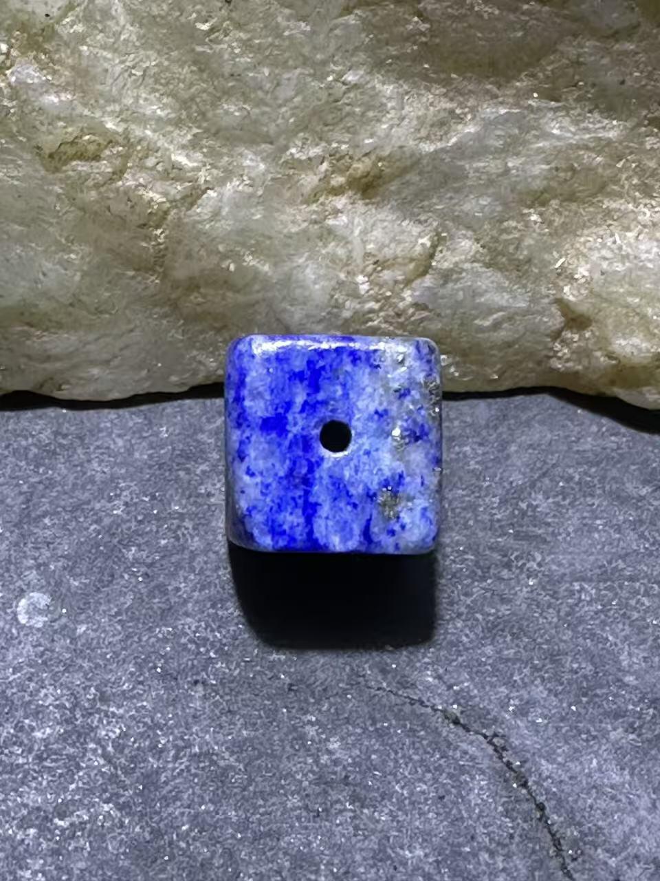 精美阿富汗老矿青金石通货六面方形随形珠一颗，