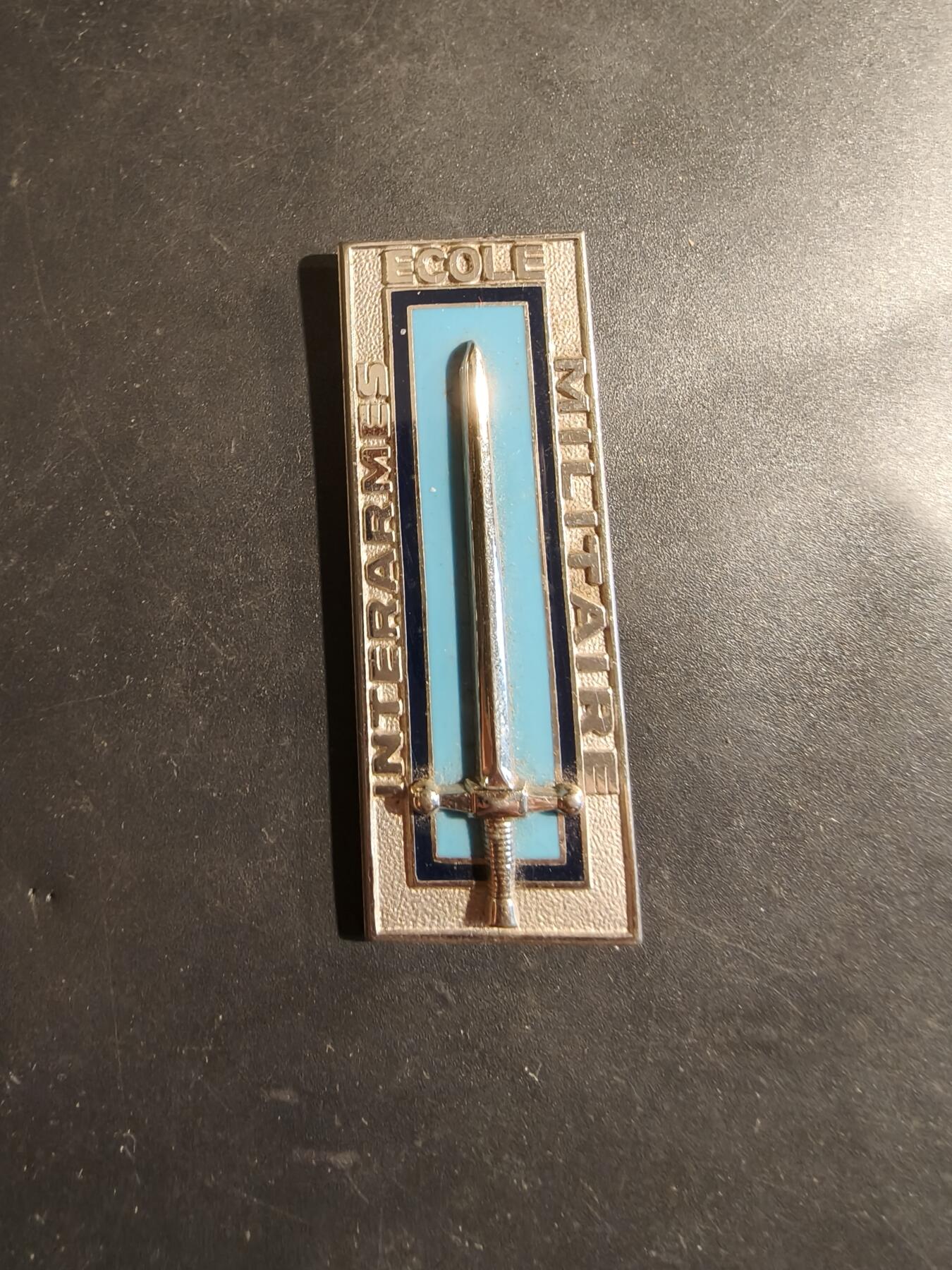 老王徽章第182期 法国圣西尔科埃基当联合兵种军事学校证章    该学校位于圣西尔科埃基当，主要负责将具有经验的非委任军官（士官）和入伍士兵选拔并培养为军官。 