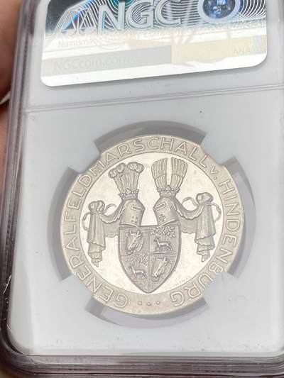 万国钱币拍卖第061期（马年首拍） NGC MS64 1914年德国一战期间兴登堡被任命为帝国陆军元帅纪念银章 深度纯黑底板精铸镜面高浮雕喷砂质感 戎装兴登堡与其家族盾徽异常精美