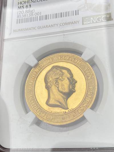 万国钱币拍卖第061期（马年首拍） NGC MS63 1851年德国霍亨索伦王室向普鲁士效忠纪念金章 1849年霍亨索伦-锡格马林根-黑兴根自愿放弃主权 宣誓效忠普鲁士 1850年三方皇室在霍亨索伦城堡举行领地世袭效忠仪式 威廉四世在仪式上将此章作为皇室赠礼赠送给相关成员 金质仅制作34枚 且其中有22枚作为通用版赠送 12枚作为国王荣誉礼赠 此种等级的金质品种在整个普鲁士章牌中都是翘楚般的存在 世间罕有的馆藏级古典艺术章牌藏品