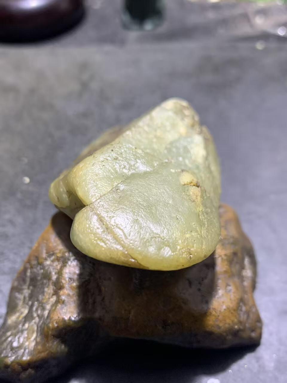 新疆戈壁风化纹和田玉青玉原石一颗，