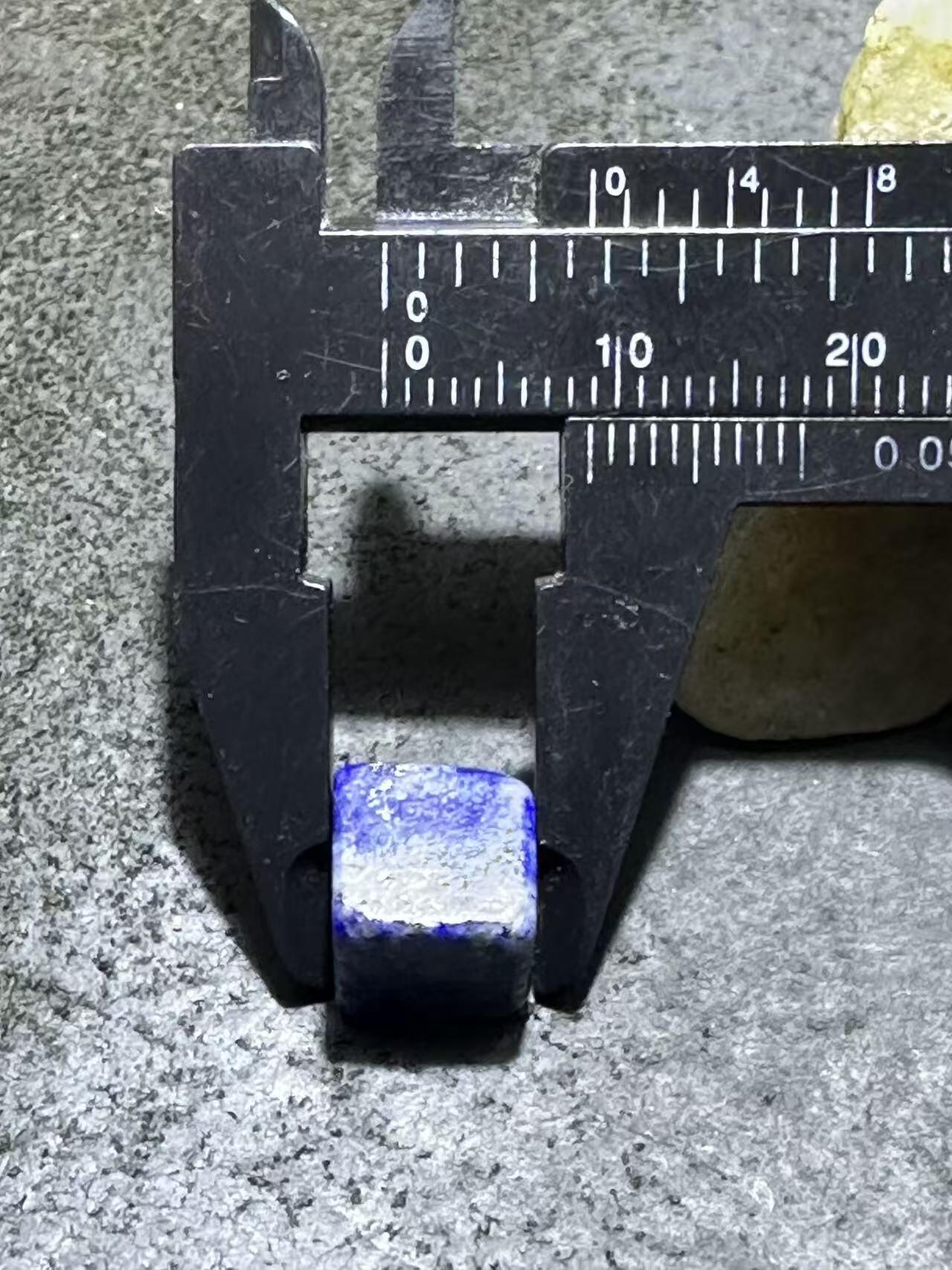 精美阿富汗老矿青金石通货六面方形随形珠一颗，