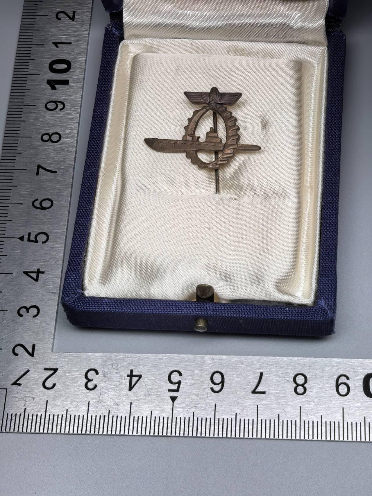 小驴勋章奖章收藏2月22日周日晚六点拍卖（珍爱和平，收藏战争，铭记历史，勿忘国耻，忠党爱国。有偿代拍，送拍规则在简介最后，参拍须阅读规则后再参拍，关系到运费包装发货时效真假辨别等关键信息，拍卖时不再发原图，看大图店主微信码在拍卖店铺介绍里） 潜艇领口插针样式徽章