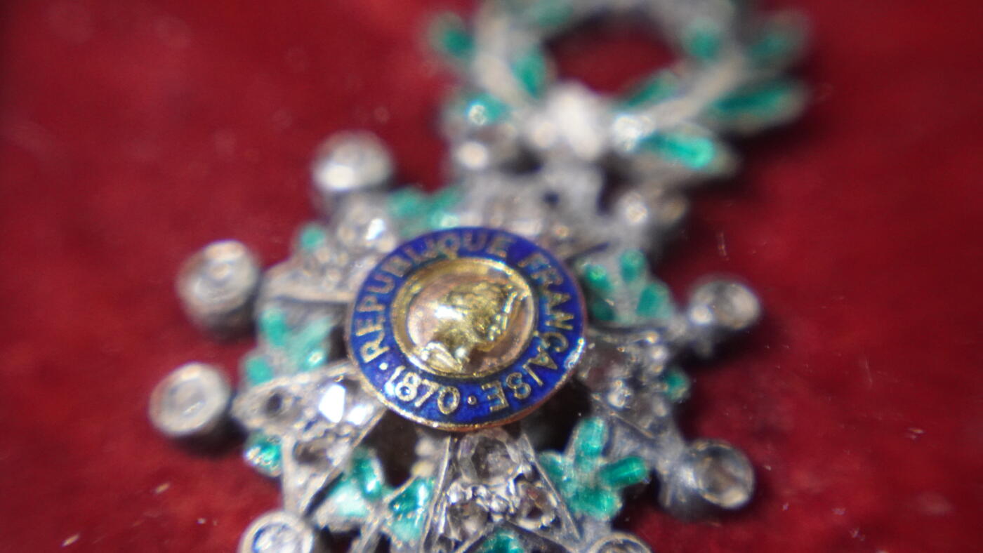 欢庆春节！戎马世界章牌大赏第111期春节大拍 法国荣誉军团珠宝商定制mini章一套，已装裱，荣誉军团勋章银制满镶钻，棕榈勋章顶部镶嵌一颗钻石，整体品相非常好