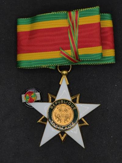 凯旋世界勋赏（持续上新中）（第22期新年大拍）（欢迎送拍）（对拍品有疑问请询问客服，不接受到手刀，出价默认拍品品相。请认真阅读拍卖规则！出价默认已认可！）（收到货请录制开箱视频，无视频概不处理问题。） - 多哥共和国指挥官莫诺勋章法国造33.6g