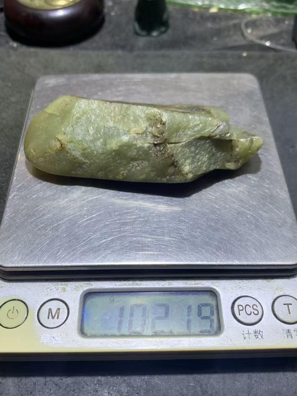 新疆戈壁风化纹和田玉青玉原石一颗，