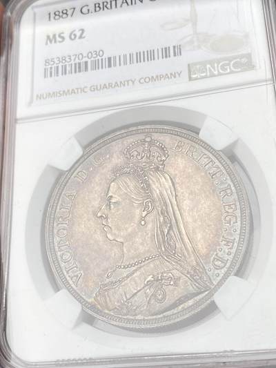 万国钱币拍卖第061期（马年首拍） NGC MS62 1887年英国维多利亚女皇高冠马剑克朗 英伦油彩环绕状态舒适 浮雕感圣乔治屠龙